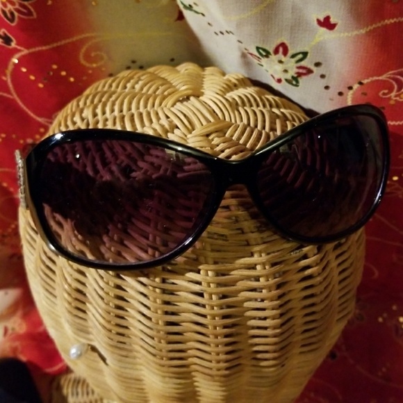 Black Wide Frame Sunglasses - Picture 2 of 6